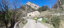 Pedaleo pegado a la roca camino de Sant Isidre, la pared encima impone lo suyo