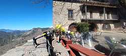 Coronando Montgrony, terraza al sol y bici apoyada antes de bajar a Gombrén