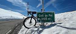 La bici apoyada en el cartel, 2106 m en el Coll de Pal bien ganados entre nieve