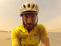 Xavi Narro en el Día 284 de viaje tormenta de arena en Chincha Perú