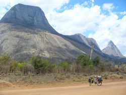 Curiosos paisajes en Mozambique con la bici de Salva Rodriguez
