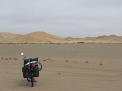 El desierto de Namibia con la bici de Salva Rodriguez