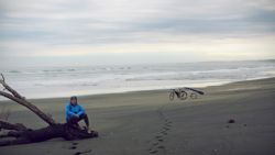 Las olas no acompañan a Atila en su viaje surfero por NZ