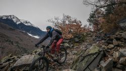 Juan Sisto bajando por un pedregal con la Fat Bike y su Montana 600
