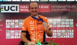 Diego Ballesteros saboreando la medalla en Sudáfrica