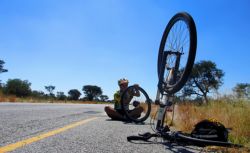 Arreglando pinchazos en Botswana por Din van Helden