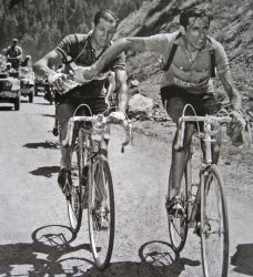 La famosa foto del bidón de Bartali y Coppi por Carlo Martini y la agencia Omega Fotocronache
