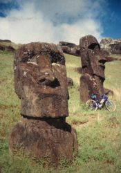 Increíble poder dejar la bici bajo un Moai