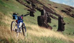 Recorrer la isla de Pascua en bici es místico