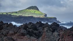 Roca volcánica por todos lados en Terceira