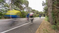 Estelas de ciclistas en carretera recta