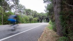 Ciclista rompiendo el aire en llano