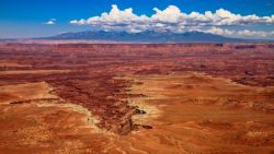 Increíble vista superior de Canyonlands, uno de los múltiples parque nacionales