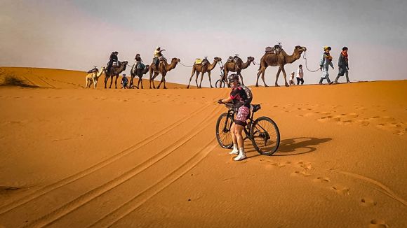 Cada cual sube las dunas como mejor le va en la Titan Desert