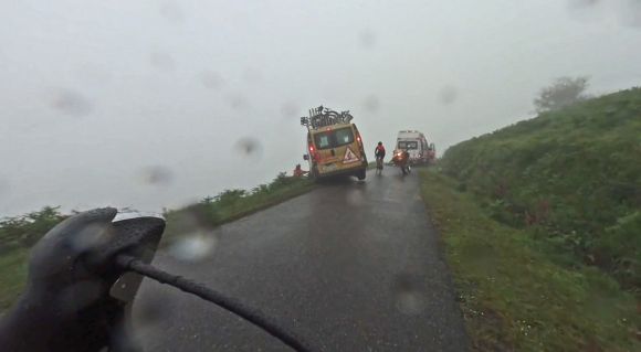 Uff, tremenda escena con la furgoneta a punto de caer en la Irati