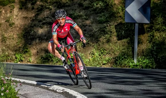Arriesgando en las bajadas se ganan segundos valiosos