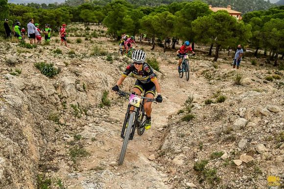 Fabiola compitiendo con su MTB