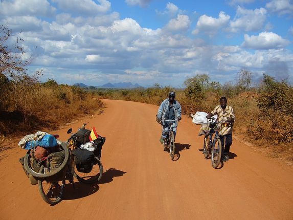 En Mozambique Salva Rodriguez no es el único que va en bici