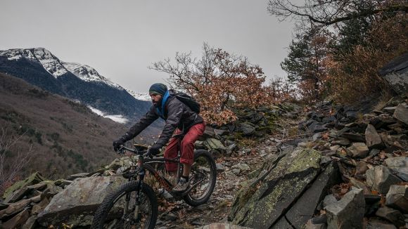 Juan Sisto bajando por un pedregal con la Fat Bike y su Montana 600
