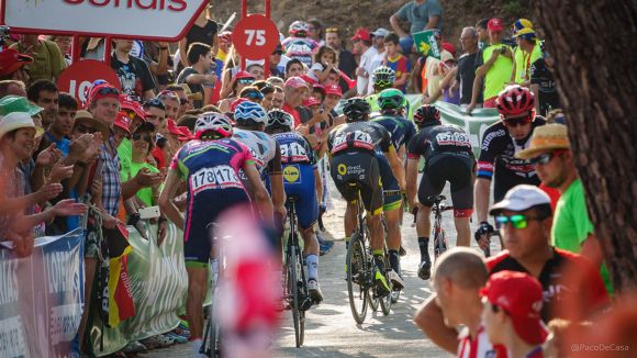 Varios ciclistas a punto de coronar Mas de la Costa