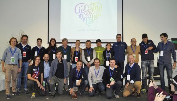 Fotografía de grupo de las II Jornadas Educando con el ciclismo