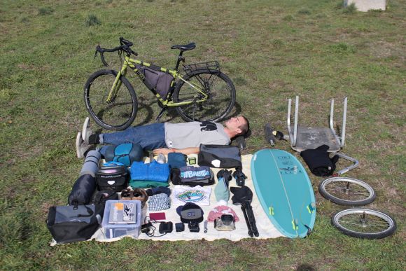 Así va de cargado Atila en su viaje por Cerdeña