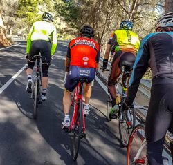 El grupo de valientes subiendo el Oronet en el reto Everesting