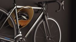 Detalle del soporte decorativo de Mooose para que la bicicleta sea un elemento decorativo