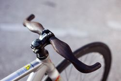 Manillar en madera oscura, elegancia por ciudad