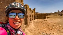 Kasbas y tonos marrones predominan en la Titan Desert