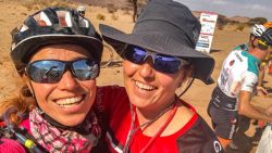 Tras cada etapa siempre está genial hablar con la gente en la Titan Desert