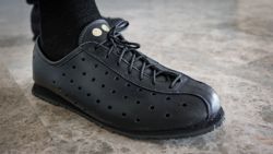 Esos zapatos de época que se compró nuestro invitado en el mercado de la Eroica