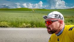 Jose Madera participando en la Eroica con ropa vintage del KAS