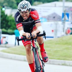Jorge Ferrer compitiendo a tope con su bici de crono