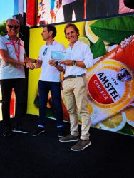 La asociación ciclismo es vida recogiendo el premio ecovidrio
