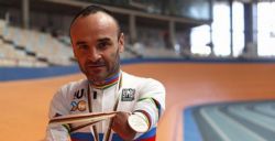Ricardo le da a todo tipo de ciclismo, incluido pista