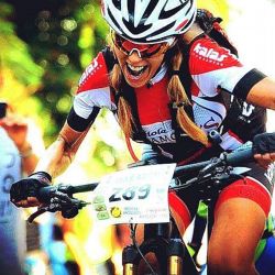 Rabia y fuerza en la cara de Fabiola, una campeona del MTB