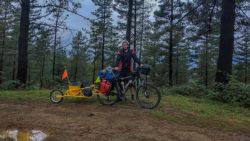 A veces mueve más de 60kg en su bici con carro