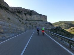 Carreteras solitarias recorriendo las sierras de Teruel