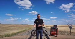 Qué mejor que una vía de tren para analizar material ciclista, sobre railes