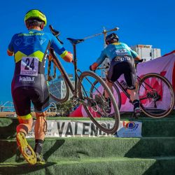 No puede faltar la zona de escalones en un ciclocross