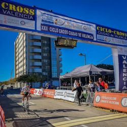 Línea de meta en asfalto en el ciclocross ciudad de valencia
