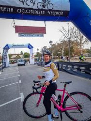Lola con su bicicleta de carretera