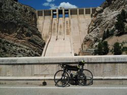 Espectacular paso bajo el embalse de contreras