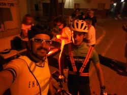 Por la noche con luz y reflectantes, por supuesto