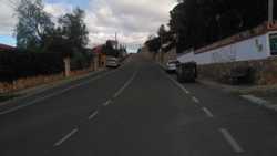 Continuamos subiendo entre los chalets de la urbanización