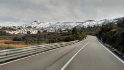 Gátova al fondo con las montañas nevadas