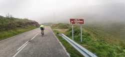 Fotografía: Ciclistas ascendiendo La Collaona en la niebla 