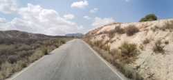 Carretera al infinito bajo un sol abrasador 
