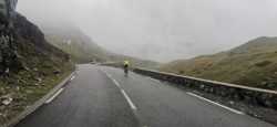 Conquistando la cima bajo la lluvia en el Puerto de Portalet 